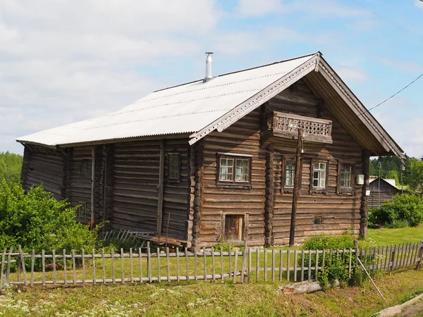 Antigua casa de madera en el pueblo — Foto de Stock