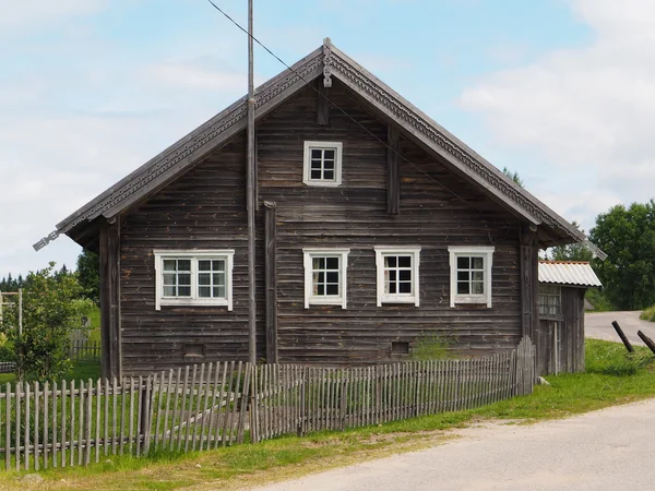 Gammalt trähus i byn — Stockfoto