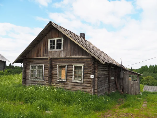 Oud houten huis in dorp — Stockfoto