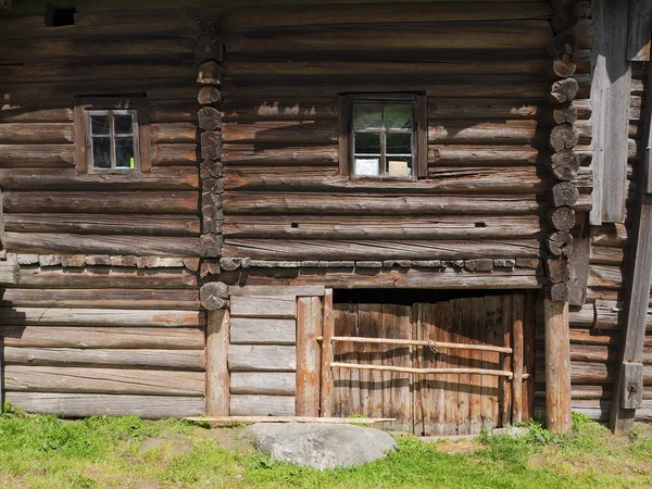 Vieux fragment de maison en bois rond — Photo