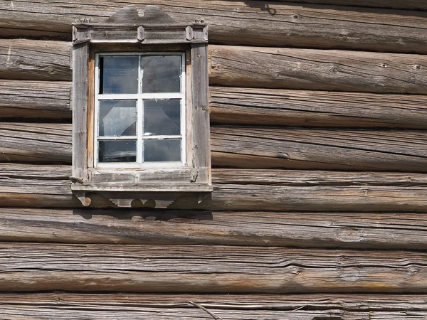 Вікно на дерев'яній стіні — стокове фото
