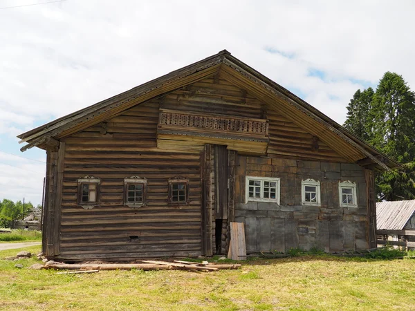 Vecchia casa in legno nel villaggio — Foto Stock