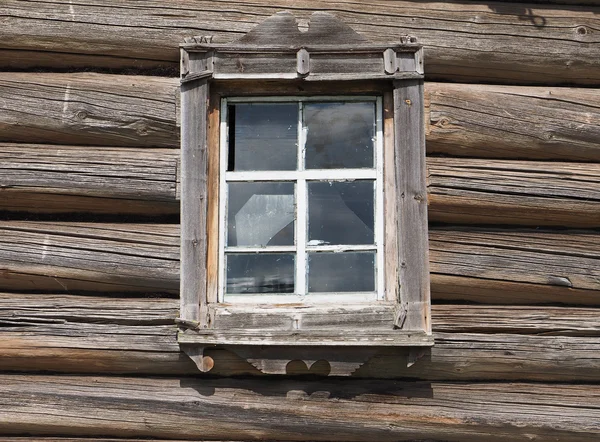 木製の壁上のウィンドウ — ストック写真