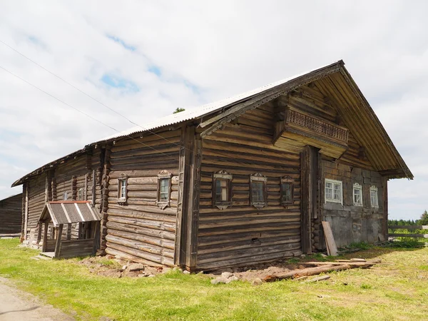 Ancienne maison en bois dans village — Photo