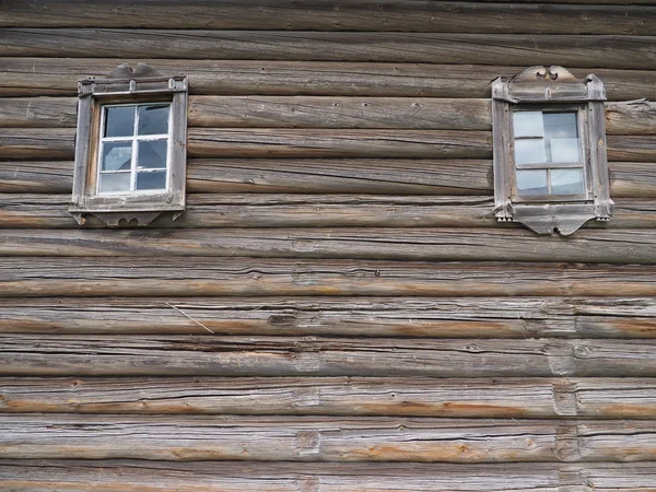 Fenêtre sur le mur en bois — Photo