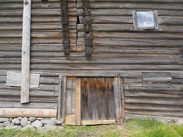 Старий фрагмент дерев'яного будинку — стокове фото