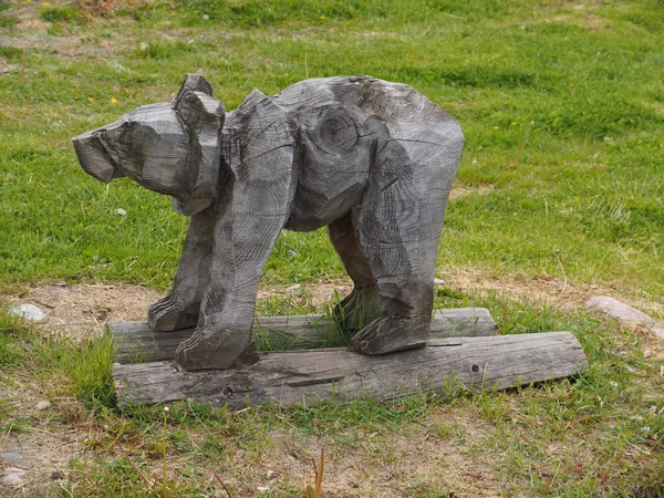 Estatuilla de madera de un oso en la hierba — Foto de Stock