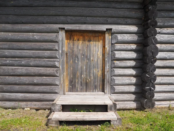 Dörr i ett trähus — Stockfoto