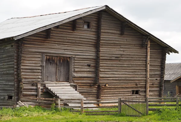 Gammalt trähus i byn — Stockfoto