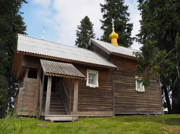 Православная церковь в деревне — стоковое фото