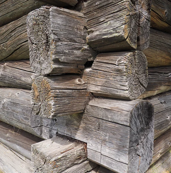 Vieux fragment de maison en bois rond — Photo