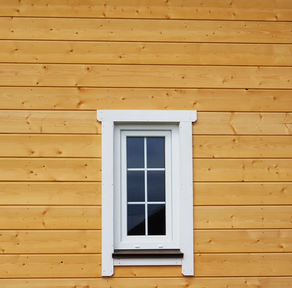 Fenster an der Holzwand — Stockfoto