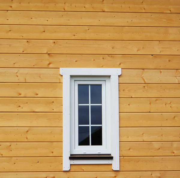 Fenêtre sur le mur en bois — Photo