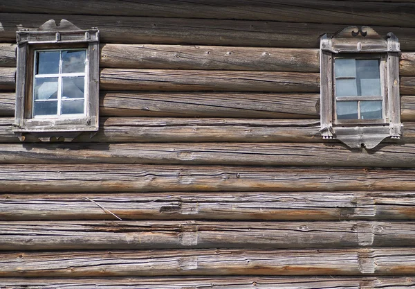 Fenêtre sur le mur en bois — Photo