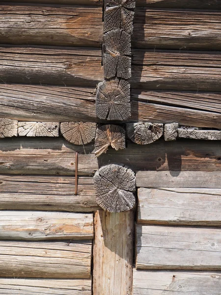 古い木製の丸太小屋の壁。バック グラウンド — ストック写真
