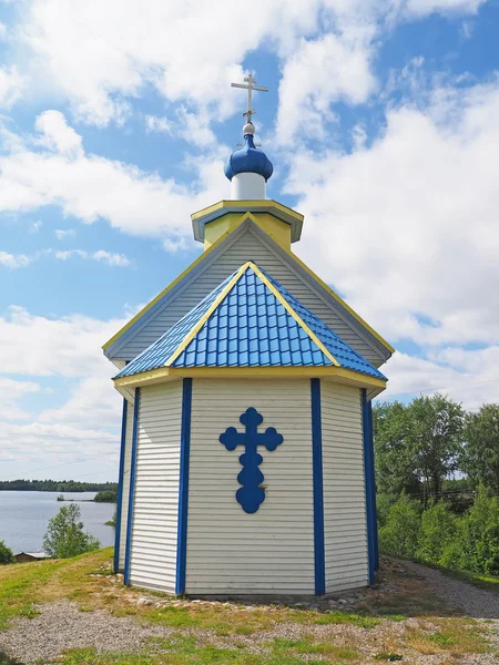 Ortodoxní kostel ve vesnici — Stock fotografie