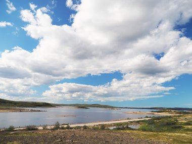 Rusya'nın Kuzey tundra üzerinde gökyüzü ve bulutlar