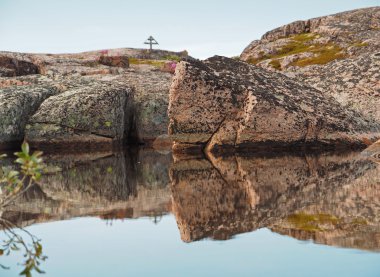 yansıma gölde. Barents Denizi'nin kıyısında
