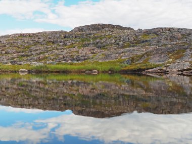 yansıma gölde. Barents Denizi'nin kıyısında