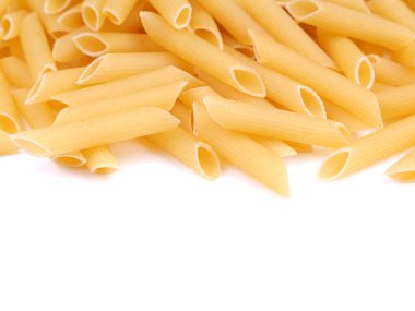 beyaz arkaplanda makarna