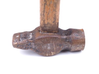 Beyaz arka planda eski paslı çekiç.