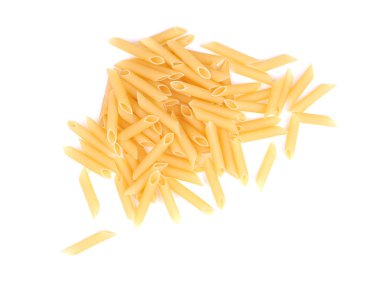 beyaz arkaplanda makarna