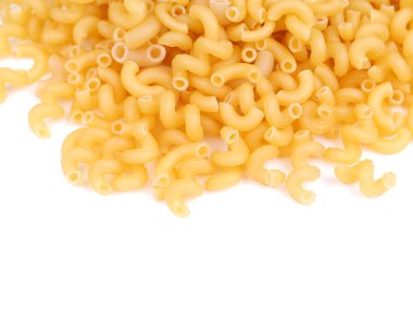 beyaz arkaplanda makarna