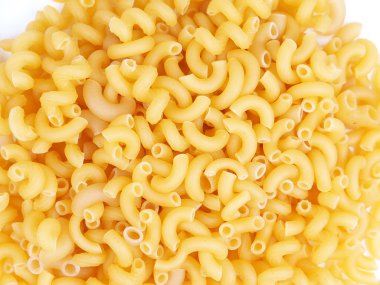 beyaz arkaplanda makarna