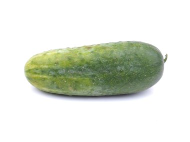 Beyaz arkaplanda salatalıklar