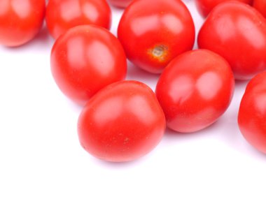 Beyaz arkaplanda domatesler