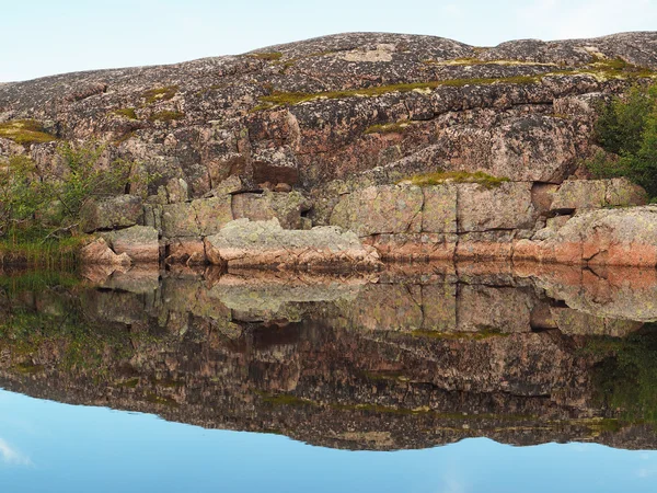 Reflexão no lago. A costa do Mar de Barents — Fotografia de Stock