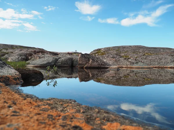 Spiegelung im See. die Küste der Barentssee — Stockfoto