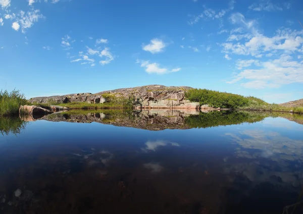 Reflexão no lago. A costa do Mar de Barents — Fotografia de Stock