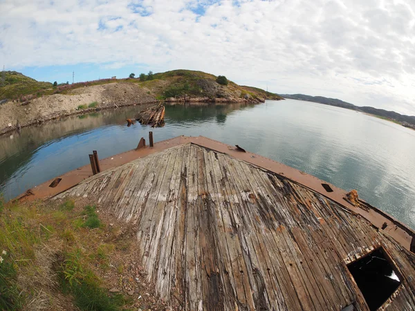 На старой лодке в море — стоковое фото