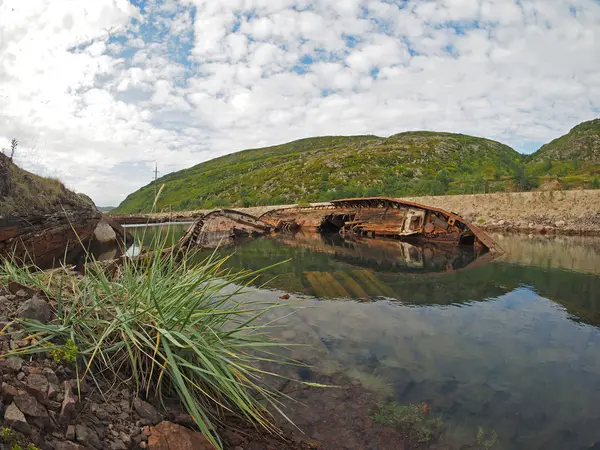 На старой лодке в море — стоковое фото