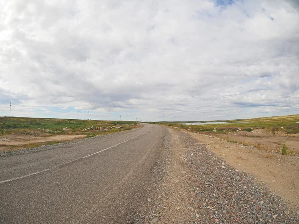 Estrada de asfalto em tundra no norte da Rússia — Fotografia de Stock