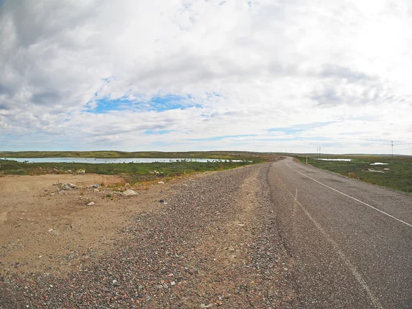 Asphalt road in tundra in the north of Russia — Stock Photo, Image