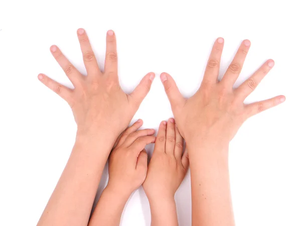 Руки ребенок и мать на белом фоне — стоковое фото