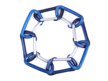 mavi beyaz bir arka plan üzerinde karabinalar tırmanma