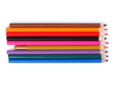 Beyaz arkaplanda renkli kalemler