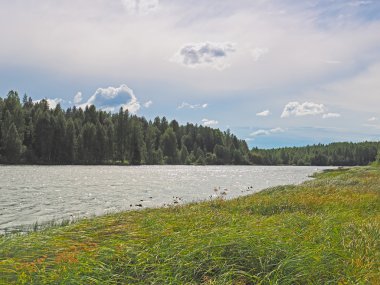 Nehri üzerinde bulut
