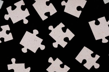 Siyah arkaplan üzerindeki bulmaca