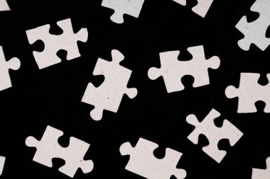 Siyah arkaplan üzerindeki bulmaca