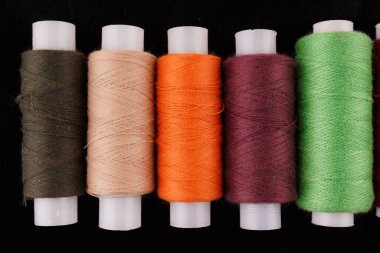 Siyah arkaplanda renkli iplikler