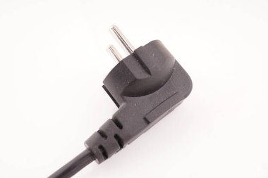 Beyaz arkaplanda siyah elektrik kablosu