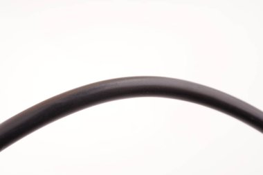 Beyaz arkaplanda siyah elektrik kablosu