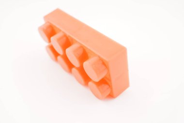 Beyaz arka planda çocuk inşaatçısından kırmızı ayrıntı