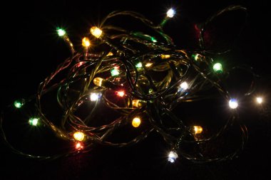 Siyah arka planda renkli bir çelenk