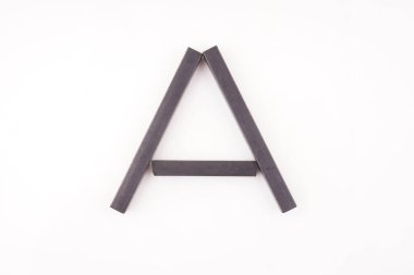 Siyah arkaplanda kömür kalemi