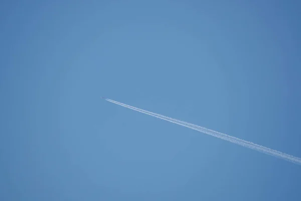 Samolot Niebie Chmurami — Zdjęcie stockowe